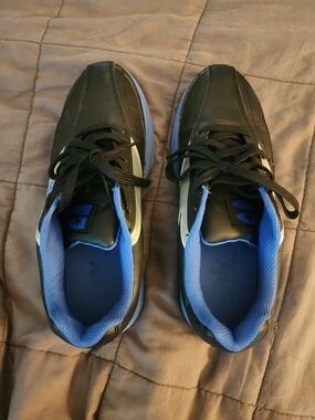 Boys Size 6.5 Black and Blue Bowling Shoes